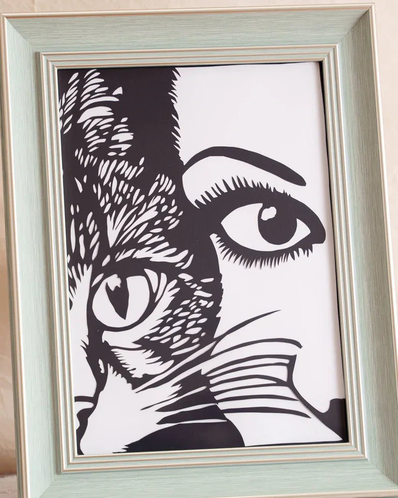 When viewed up close, you can see the paper-cutting knife marks on this artwork are exceptionally delicate