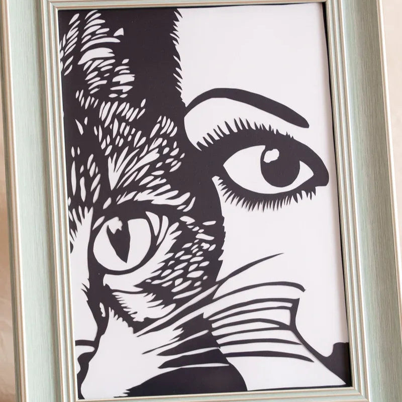 When viewed up close, you can see the paper-cutting knife marks on this artwork are exceptionally delicate